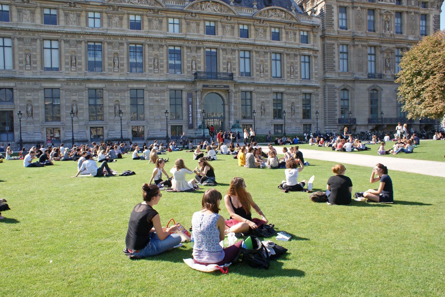 Étudiants devant l'École du Louvre
