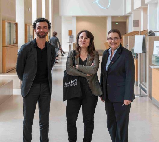 Nancy Berthier et Claire Barbillon avec Julien Frémont, responsable des relations internationales à l'École du Louvre