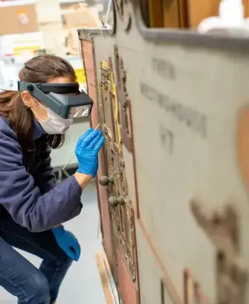 Femme analysant une œuvre