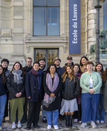 Photo de groupe des élèves de l'Udem devant l'entrée de l'École du Louvre