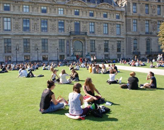 Étudiants devant l'École du Louvre