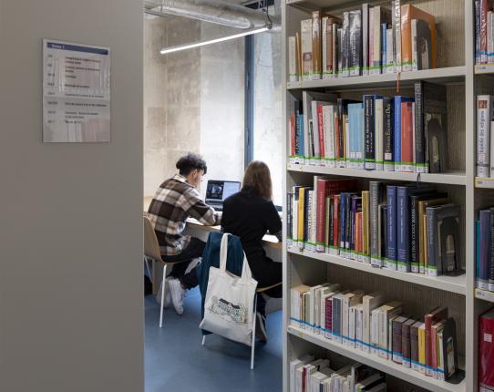 Elèves travaillant à la bibliothèque