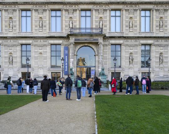 Élèves devant l'École
