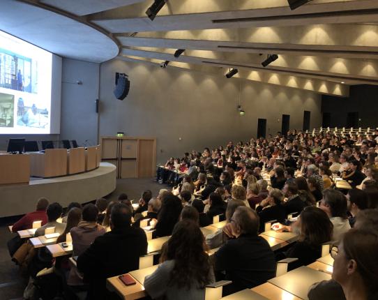 Étudiants dans un amphithéâtre 