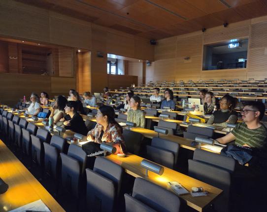 Participants dans un amphithéâtre