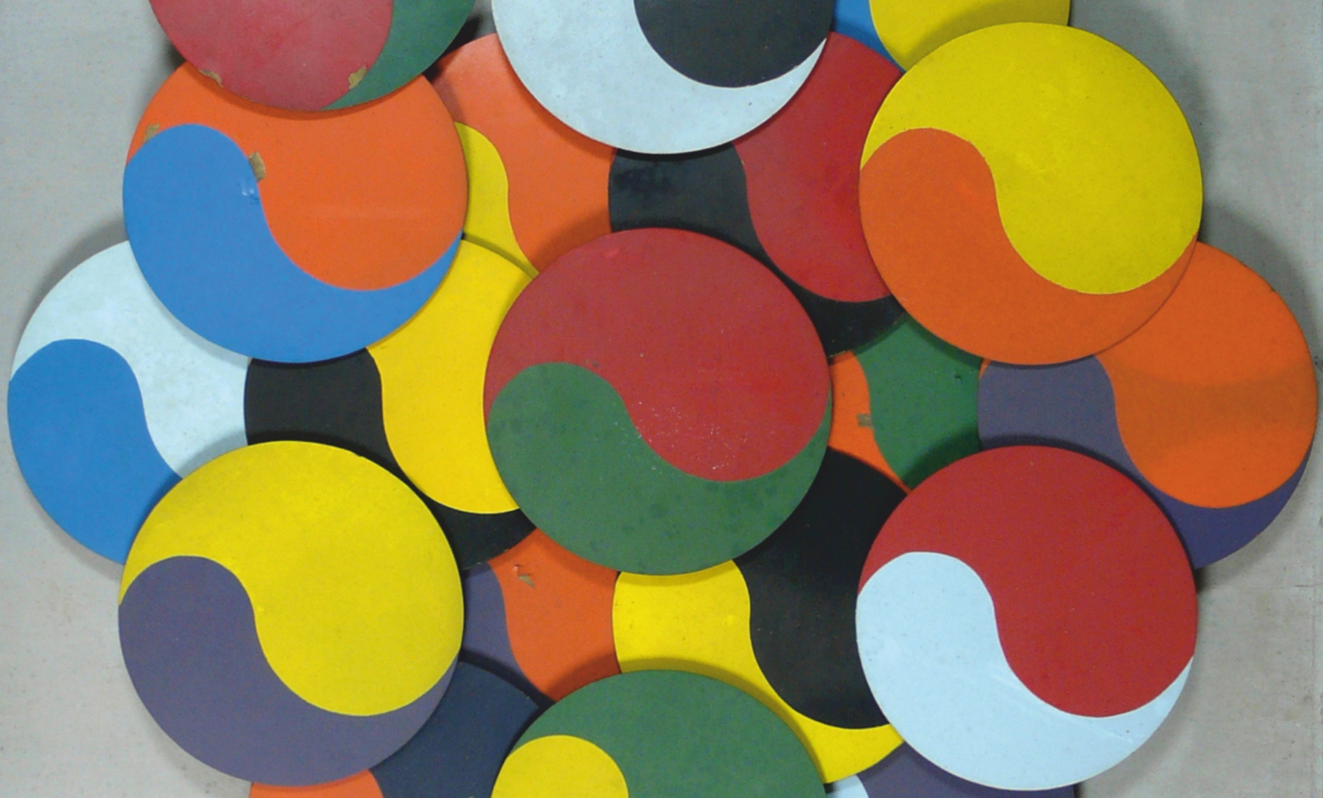 Gruppo N (Alberto Biasi, Ennio Chiggio, Toni Costa, Edoardo Landi, Manfredo Massironi), Strutturazione cinetica, 1964, disques rotatifs en laiton peint, électromoteurs, panneau et cadre en bois, 108 × 108 × 24 cm, © Archivio Ennio Ludovico Chiggio