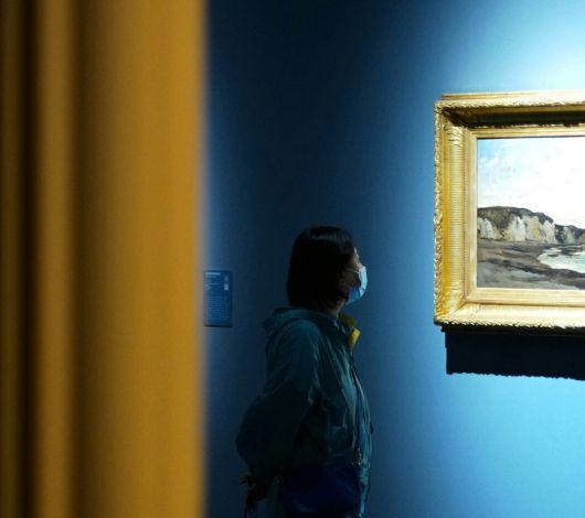 Visiteur musée avec masque