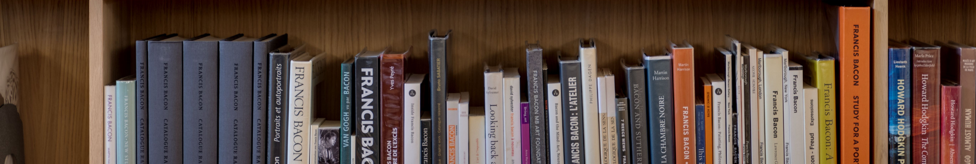 Étagère de la bibliothèque de l'École du Louvre