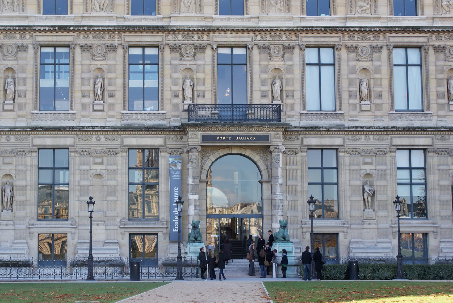 Façade de l'École du Louvre 