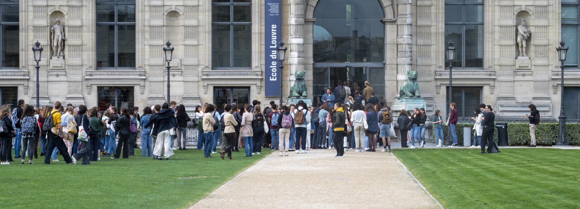 Étudiants devant l'entrée de l'École du Louvre, Porte Jaujard
