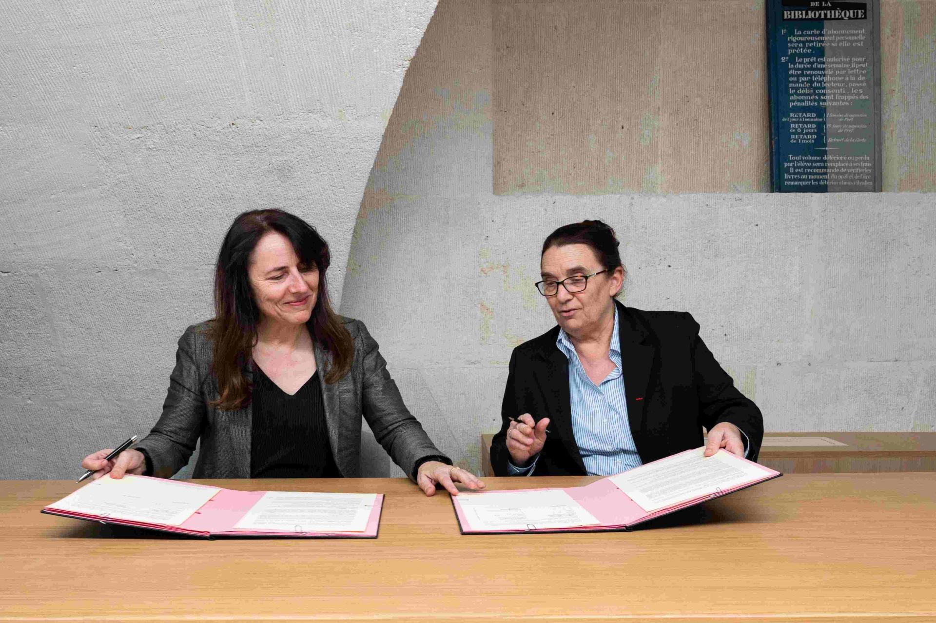 L’acte de signature a réuni Nancy Berthier, directrice de la Casa de Velázquez, et Claire Barbillon, directrice de l’École du Louvre