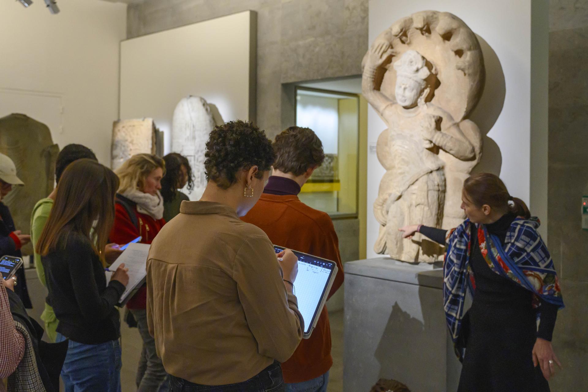 Travaux dirigés devant les oeuvres au musée Guimet