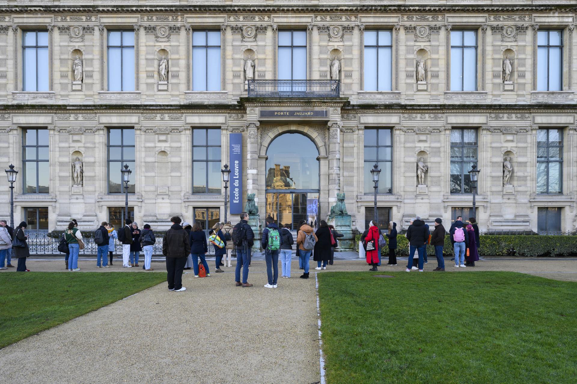Élèves devant l'École