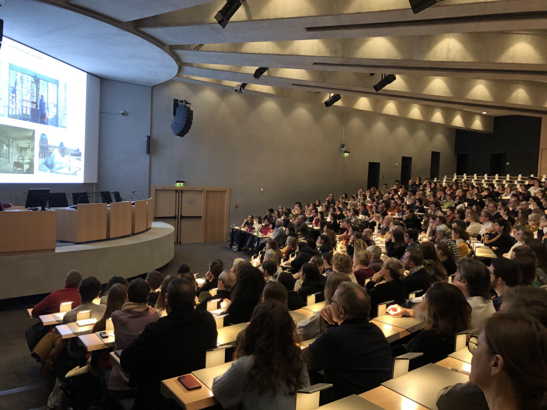 Étudiants dans un amphithéâtre 