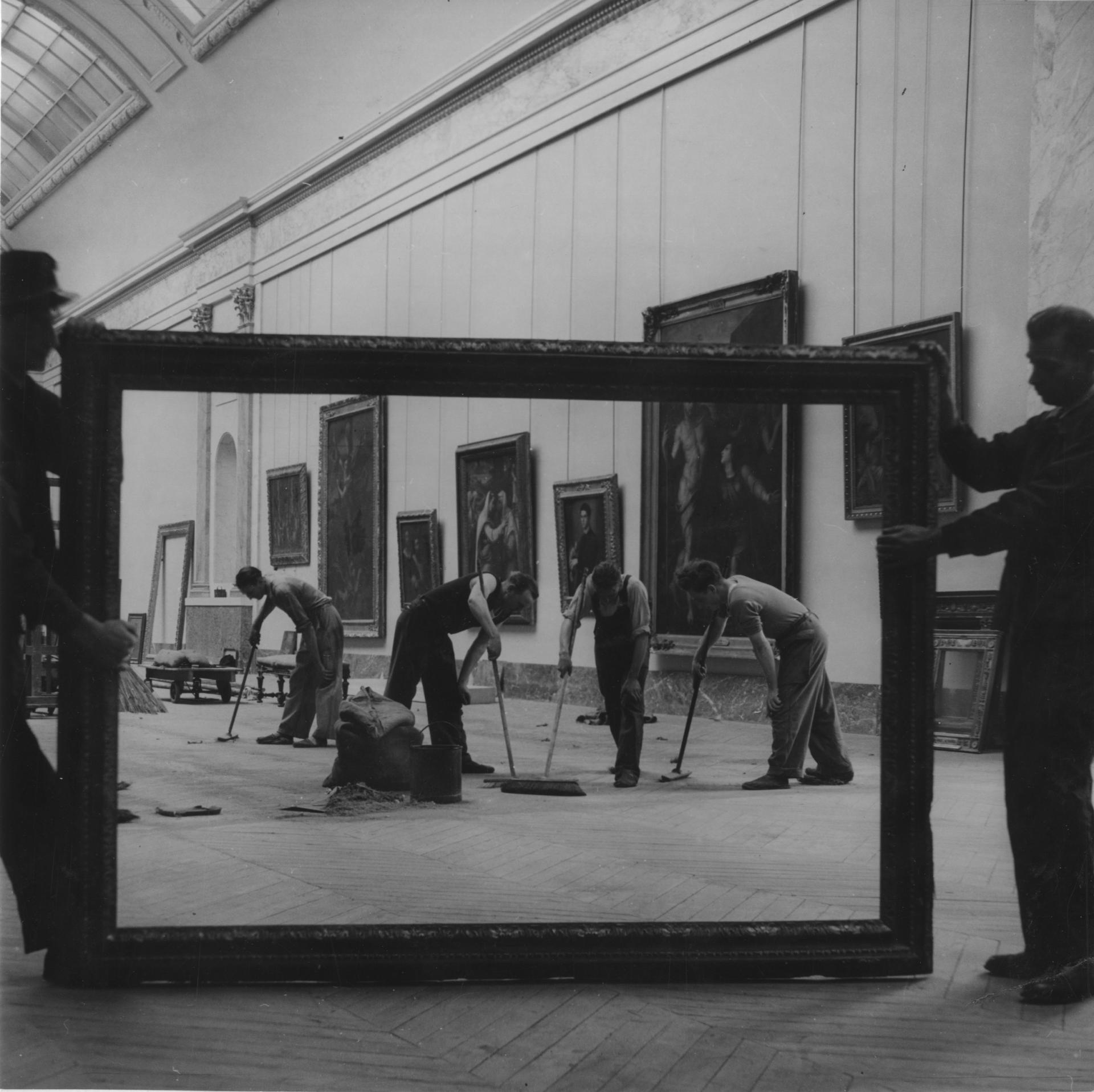 Pierre Jahan (1909-2003), Les balayeurs encadrés dans la Grande Galerie du musée du Louvre, photographie, 1947