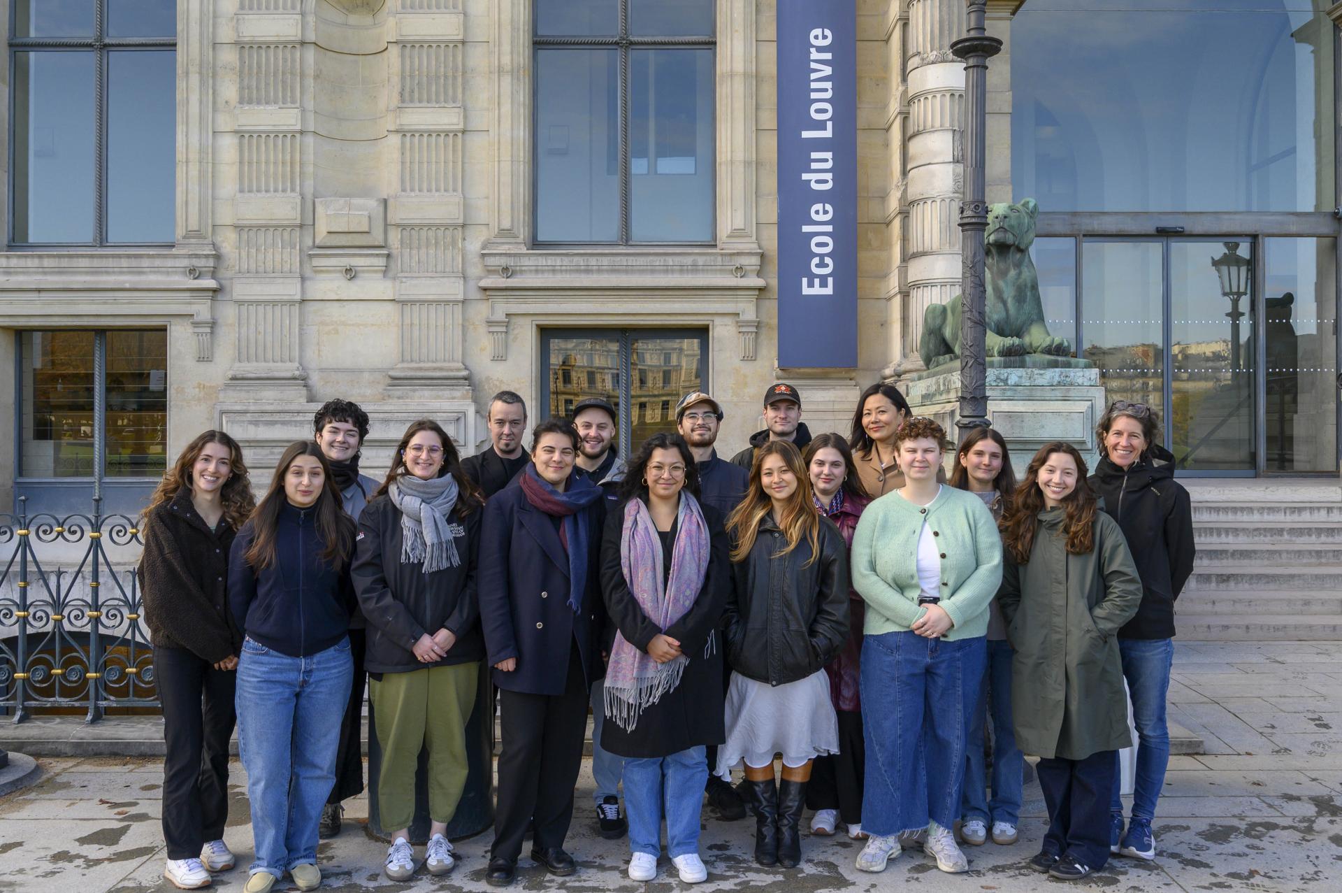 Photo de groupe des élèves de l'Udem devant l'entrée de l'École du Louvre