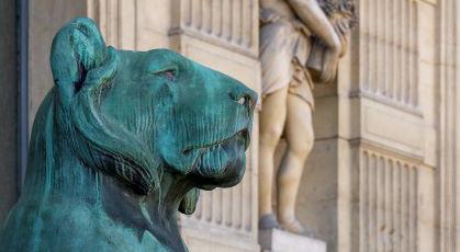 Vue de la façade de l'Ecole du Louvre - Lion détails