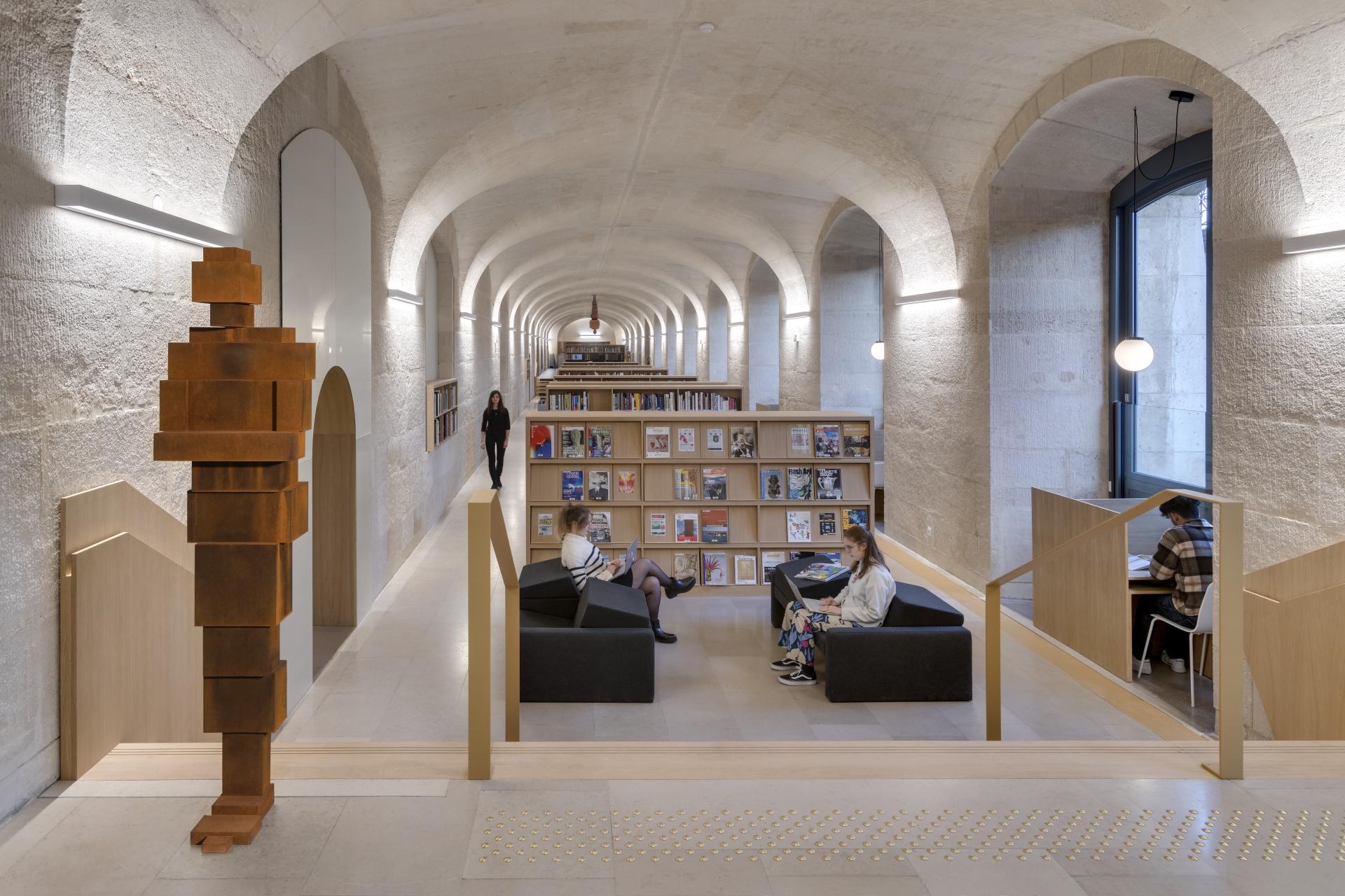 Vue de la bibliothèque de l'École du Louvre