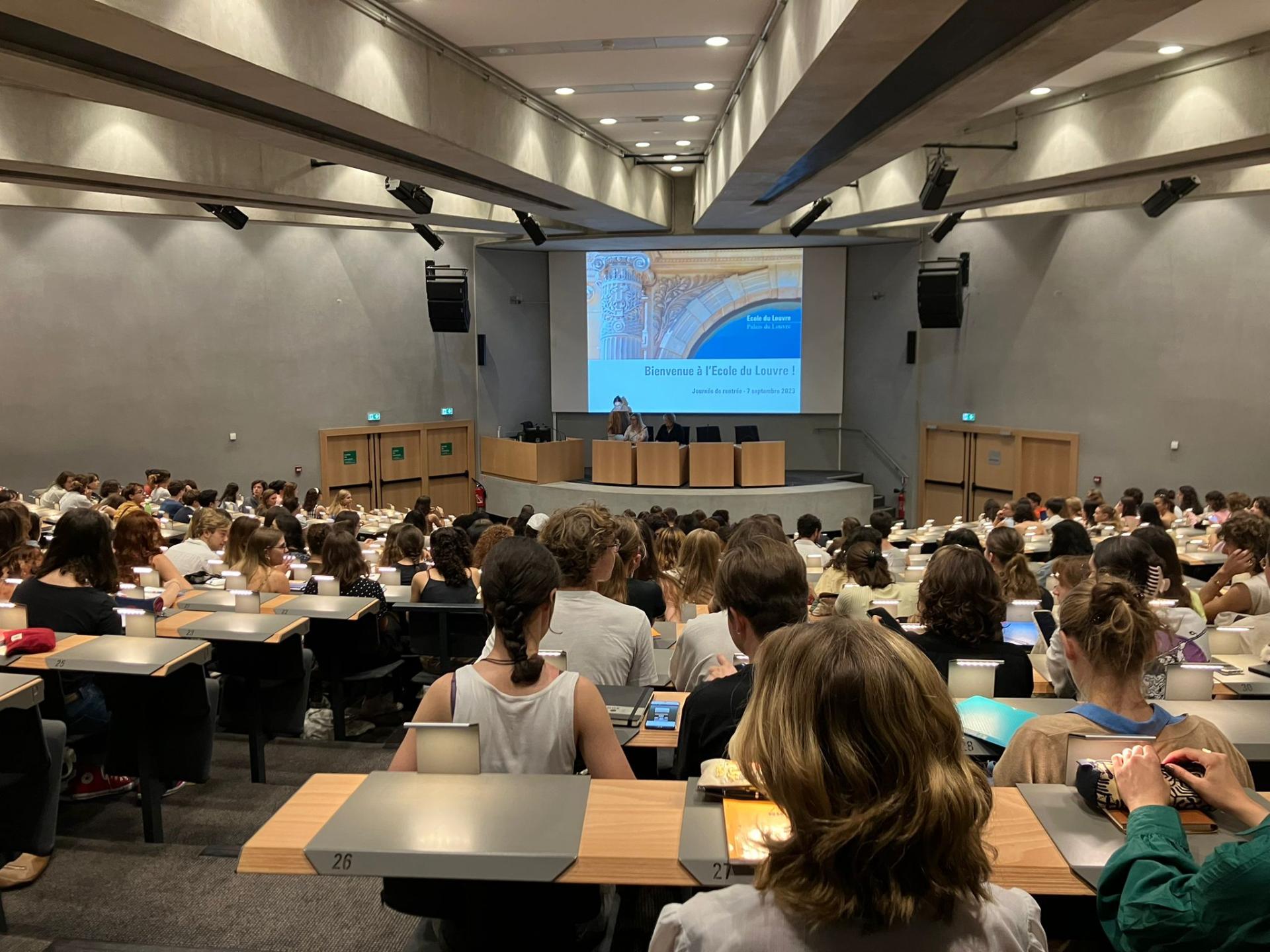 Étudiants dans un amphithéâtre