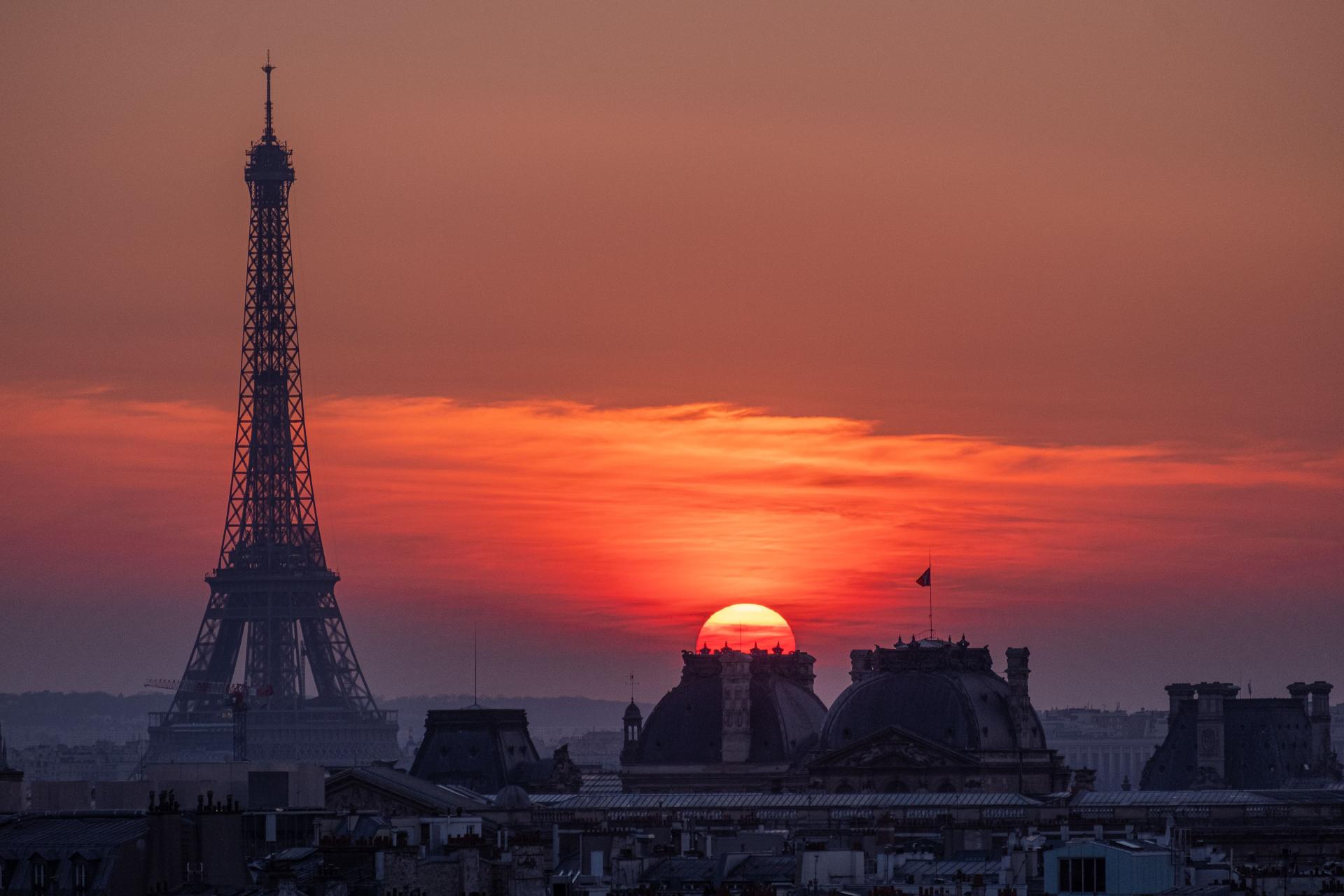 Coucher de soleil sur Paris avec la silhouette de la Tour Eiffel