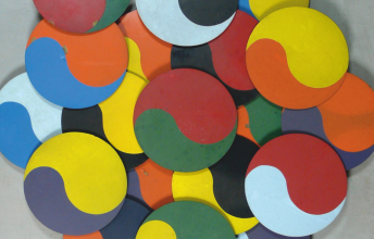 Gruppo N (Alberto Biasi, Ennio Chiggio, Toni Costa, Edoardo Landi, Manfredo Massironi), Strutturazione cinetica, 1964, disques rotatifs en laiton peint, électromoteurs, panneau et cadre en bois, 108 × 108 × 24 cm, © Archivio Ennio Ludovico Chiggio