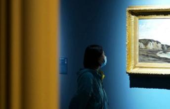 Visiteur musée avec masque