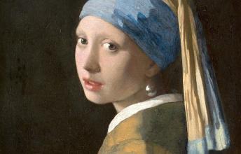 Peinture à l'huile sur toile représentant le portrait en buste d'une jeune femme anonyme, de trois quart dos, avec une perle nacrée comme boucle d'oreille