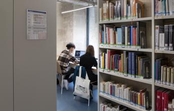 Elèves travaillant à la bibliothèque