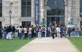 Étudiants devant l'entrée de l'École du Louvre, Porte Jaujard
