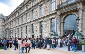 Elèves devant l'Ecole du Louvre