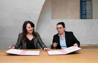 L’acte de signature a réuni Nancy Berthier, directrice de la Casa de Velázquez, et Claire Barbillon, directrice de l’École du Louvre