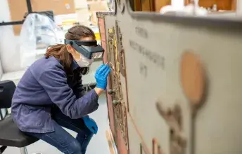 Femme analysant une œuvre