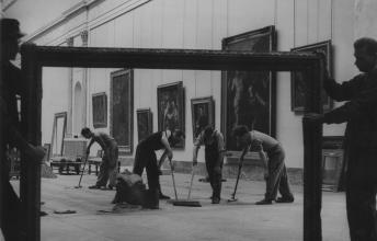 Pierre Jahan (1909-2003), Les balayeurs encadrés dans la Grande Galerie du musée du Louvre, photographie, 1947