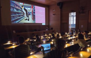 Photographie en amphithéâtre durant une conférence