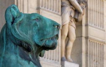 Vue de la façade de l'Ecole du Louvre - Lion détails
