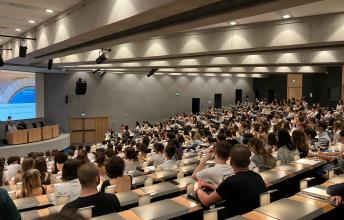 Étudiants dans un amphithéâtre 