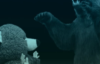 Un ours empaillé attaquant un ours en peluche