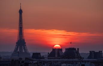 Coucher de soleil sur Paris avec la silhouette de la Tour Eiffel