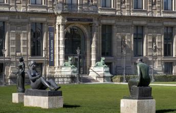 Statues et façade de l'École du Louvre