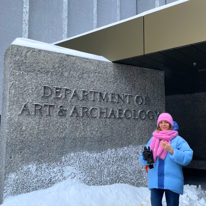 Ewa Giezek devant l'insigne du département d'Art et d'archéologie de Princeton