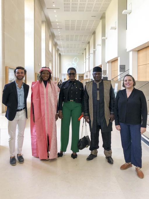 Photo de groupe des signataires dans le hall principal de l'Ecole du Louvre