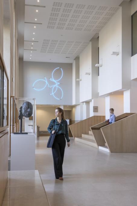 Élève dans le hall de l'École