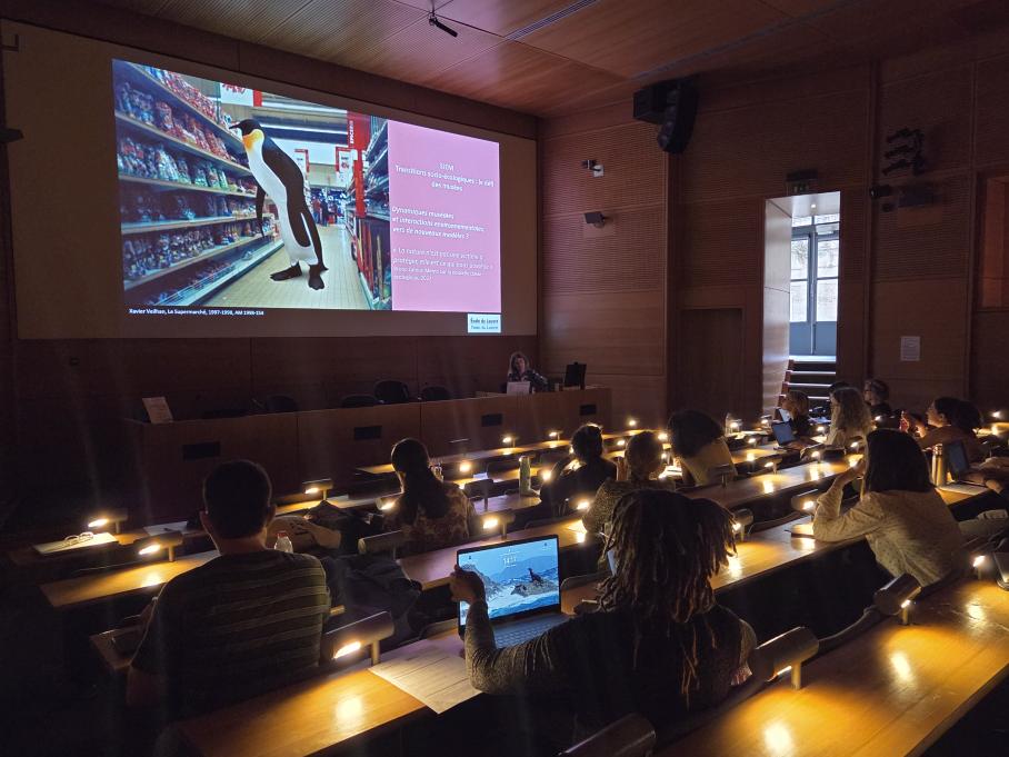 Photographie en amphithéâtre durant une conférence