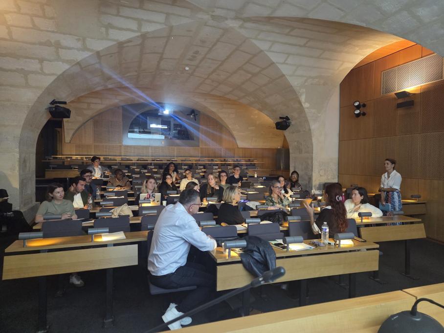 Participants dans un amphithéâtre