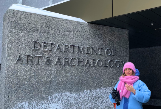 Ewa Giezek devant l'insigne du département d'Art et d'archéologie de Princeton