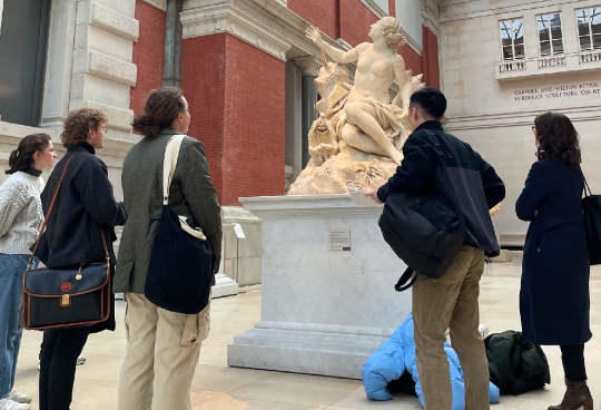 Une séance de cours au MET dans le cadre du cours Sculpture & Desire