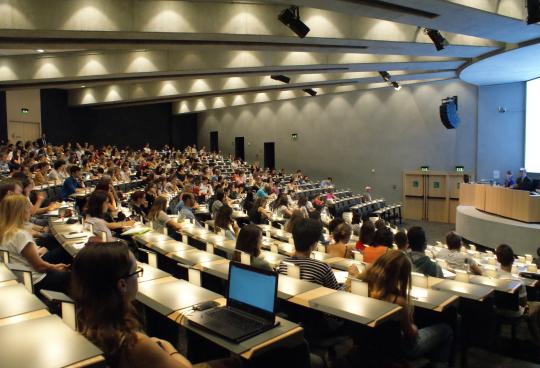 Étudiants dans un amphithéâtre 