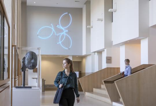 Élève dans le hall de l'École