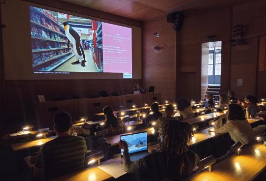 Photographie en amphithéâtre durant une conférence