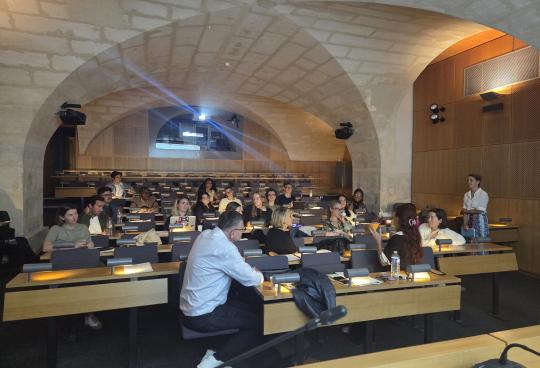 Participants dans un amphithéâtre